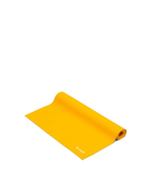 Tappetino da viaggio per yoga e fitness leggero, compatto in gomma naturale di colore giallo.