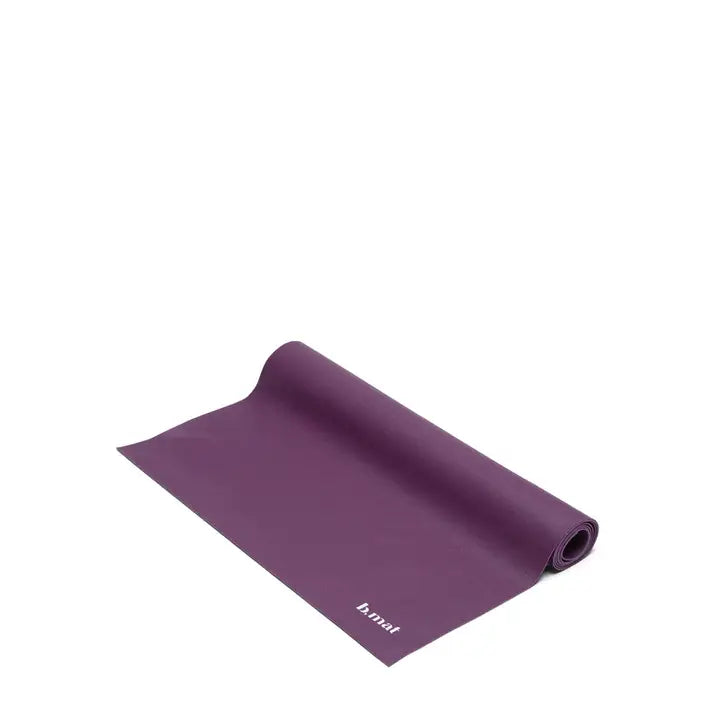 Tappetino da viaggio per yoga e fitness leggero, compatto in gomma naturale di colore viola.