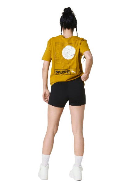 Vista da dietro della t-shirt su ragazza abbinata a shorts