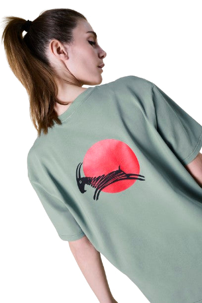 Logo sul retro t-shirt con camoscio nero su sfondo rosso 